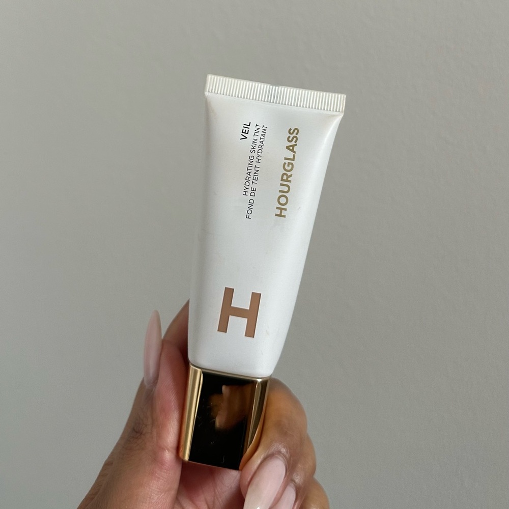 Hourglass Veil Hydrating Skin Tint Foundation Shade 11